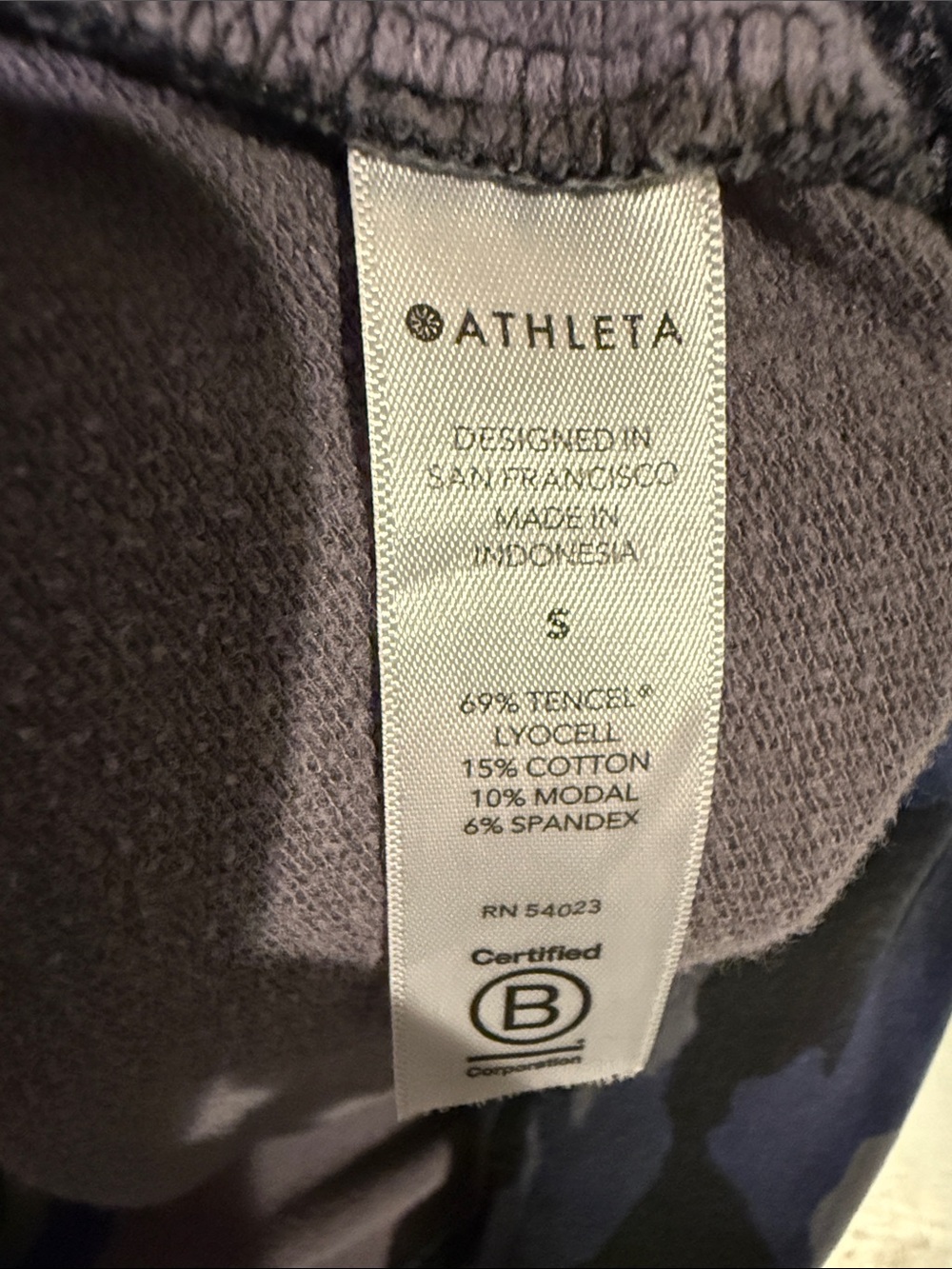 B Athleta Women’s Small Navy and Gray Camo Crew Sweatshirt - Picture 6 of 6